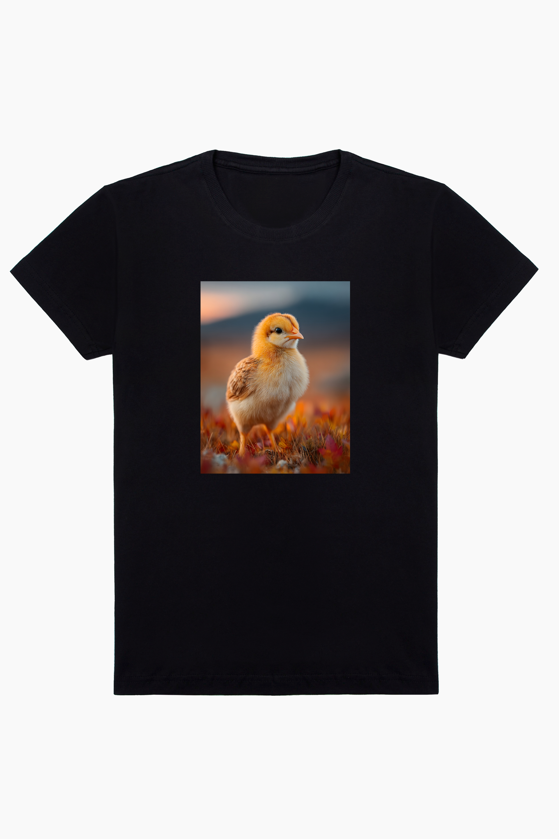 Camiseta Amanhecer no Campo: Retrato Realista de um Pintinho entre ...